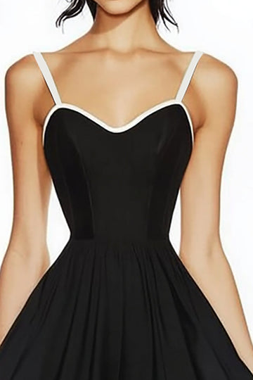 Une ligne sans manches simple petite robe noire
